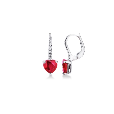 Pendientes en oro blanco de 18k con rubí en forma de corazón