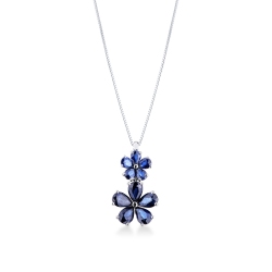 Collar en oro blanco de 18k con dos flores de zafiros azules