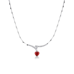 Collar de oro blanco de 18k con rubí corte corazón