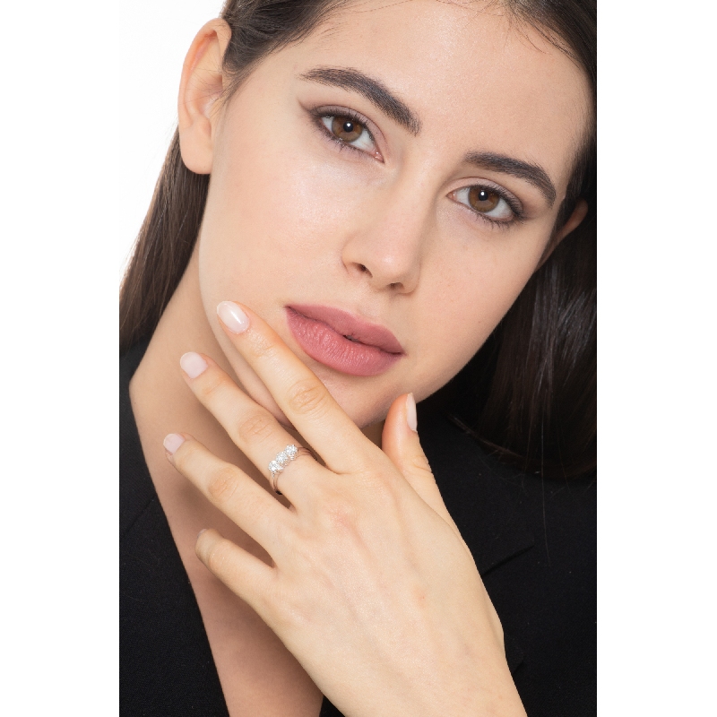 Anillo con 3 piedras de 0,75 quilates en oro blanco de 18 kilates  Anillo con 3 piedras de 0,75 quilates en oro blanco de 18 kilates