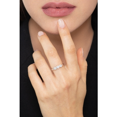 Anillo con 3 piedras de 0,75 quilates en oro blanco de 18 kilates 