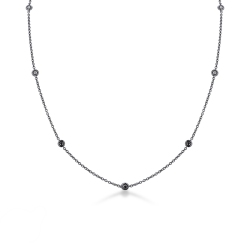 Cadena en oro brunido 18k adornada con 9 diamantes negros