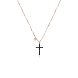 Collar en oro rosa 18kt con cruz en diamantes negros y diamante