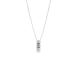 Collar en oro blanco de 18k con un colgante trilogía de diamantes