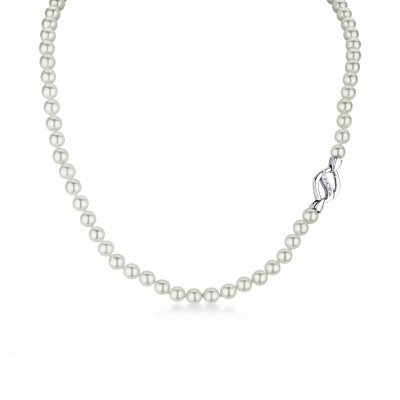 Collar de perlas japonesas con cierre en oro blanco y diamantes