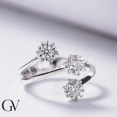 Anillo Illusion en oro blanco 18 quilates con tres flores diamantes