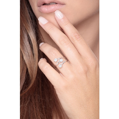 Anillo Illusion en oro blanco 18 quilates con tres flores diamantes