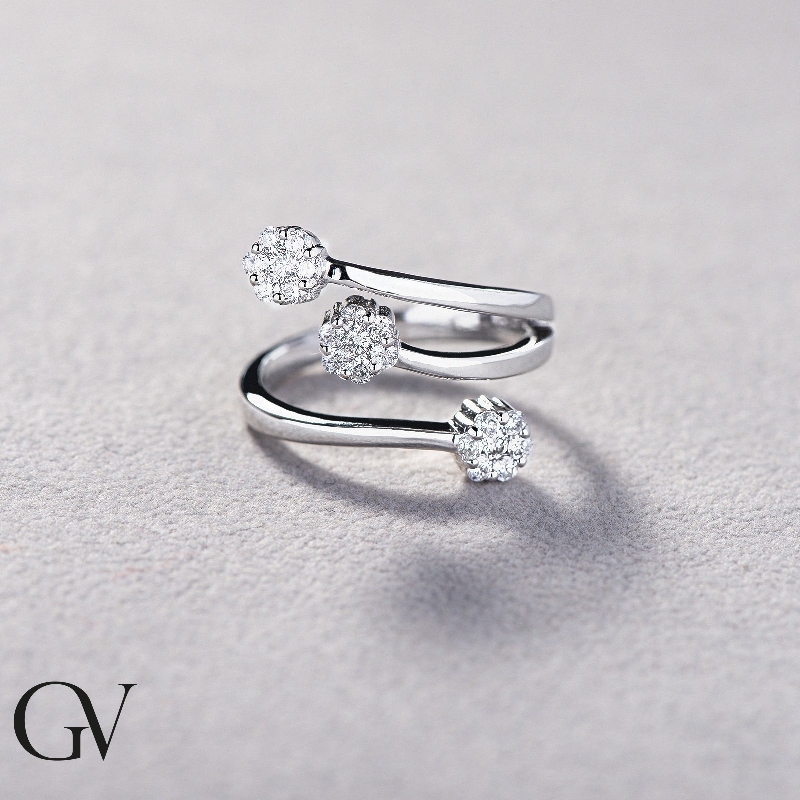 Anillo pavé estilo trilogy en oro blanco 18k con diamantes