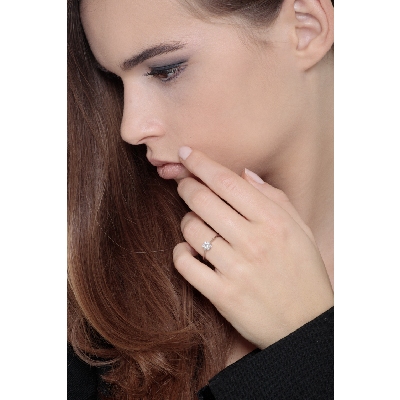 Anillo pavé flor en oro blanco 18k con diamantes