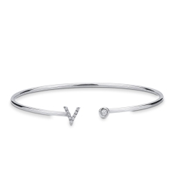 Brazalete rígido en oro blanco de 18 quilates con letra V