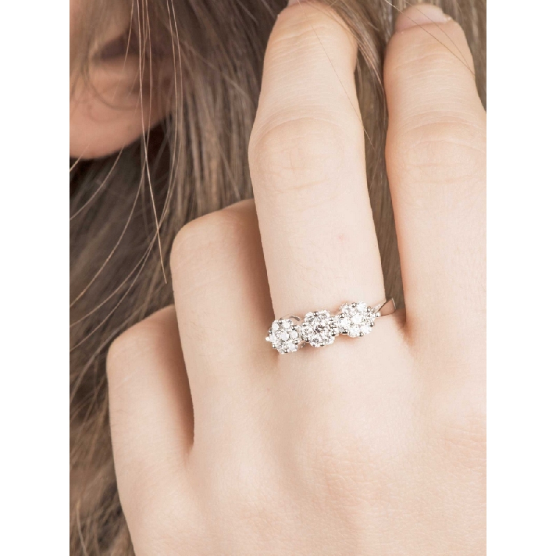 Anillo trilogy en oro blanco de 18k con diamantes  Anillo trilogy en oro blanco de 18k con diamantes