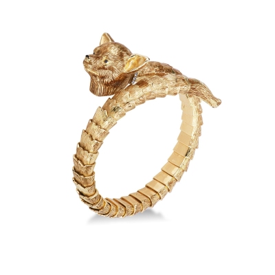 Brazalete semirrígido en oro amarillo con forma de perro y diamantes