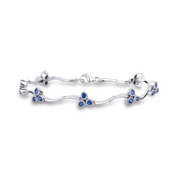 Pulsera semirrígida en oro blanco de 18k con flores y zafiros azules