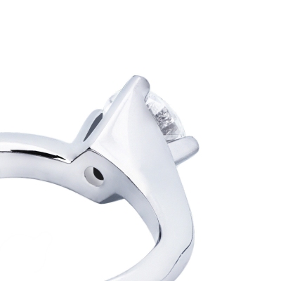 Solitario en oro blanco de 18 kilates con diamante de 1.00 ct