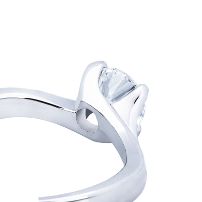 Solitario en oro blanco 18 k con diamante de 0,90 quilates