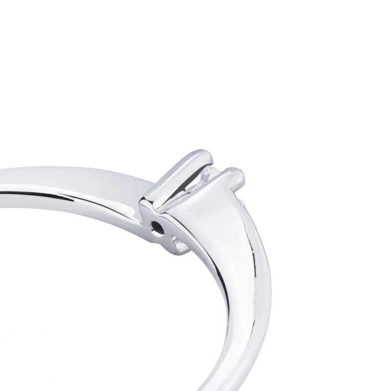 Anillo solitario en oro blanco de 18ct con diamante de 0,04 ct 