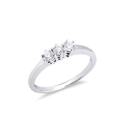 Anillo trilogía en oro blanco de 18 kilates con 3 diamantes