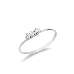 Anillo trilogy en oro blanco de 18k con garras y diamantes