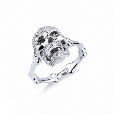 Anillo de calavera en oro blanco de 18 quilates con diamantes blancos y negros