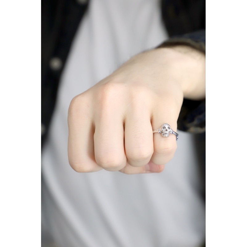 Anillo skull móvil en oro blanco 18k con diamantes Anillo skull móvil en oro blanco 18k con diamantes