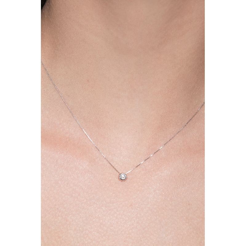 Colgante solitario con diamante engastado a bisel 0.04 quilates oro blanco 18 kilates