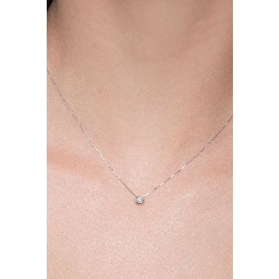 Colgante solitario con diamante engastado a bisel 0.04 quilates oro blanco 18 kilates