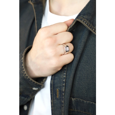 Anillo solitario para hombre en oro blanco 18k y diamante 0.12 ct