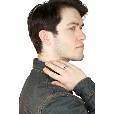 Anillo solitario para hombre en oro blanco 18k cuenta con un diamante 0,12 ct