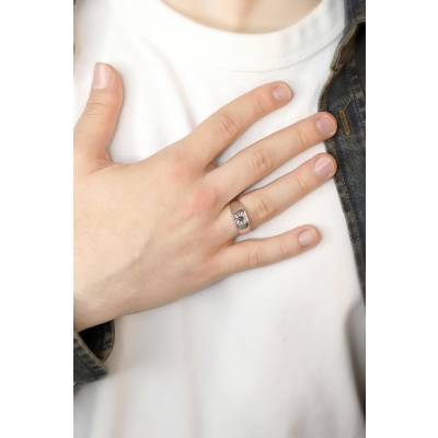 Anillo solitario hombre en oro blanco 18k diamante negro