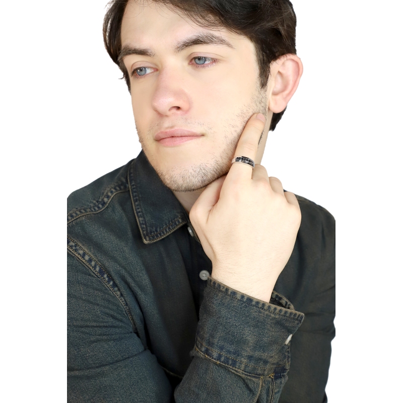 Anillo para hombre en oro blanco 18k siete diamantes negros