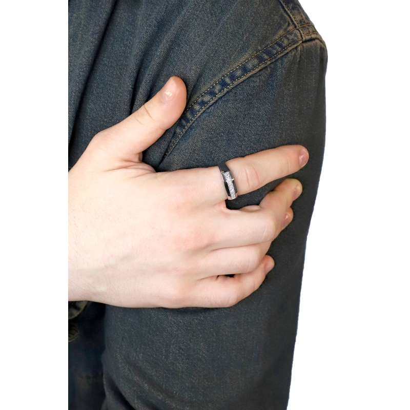 Anillo para hombre en oro blanco 18k está engastado con 7 diamantes