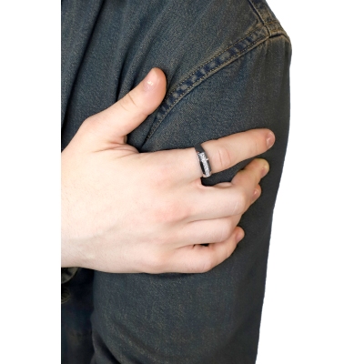 Anillo para hombre en oro blanco 18k está engastado con 7 diamantes