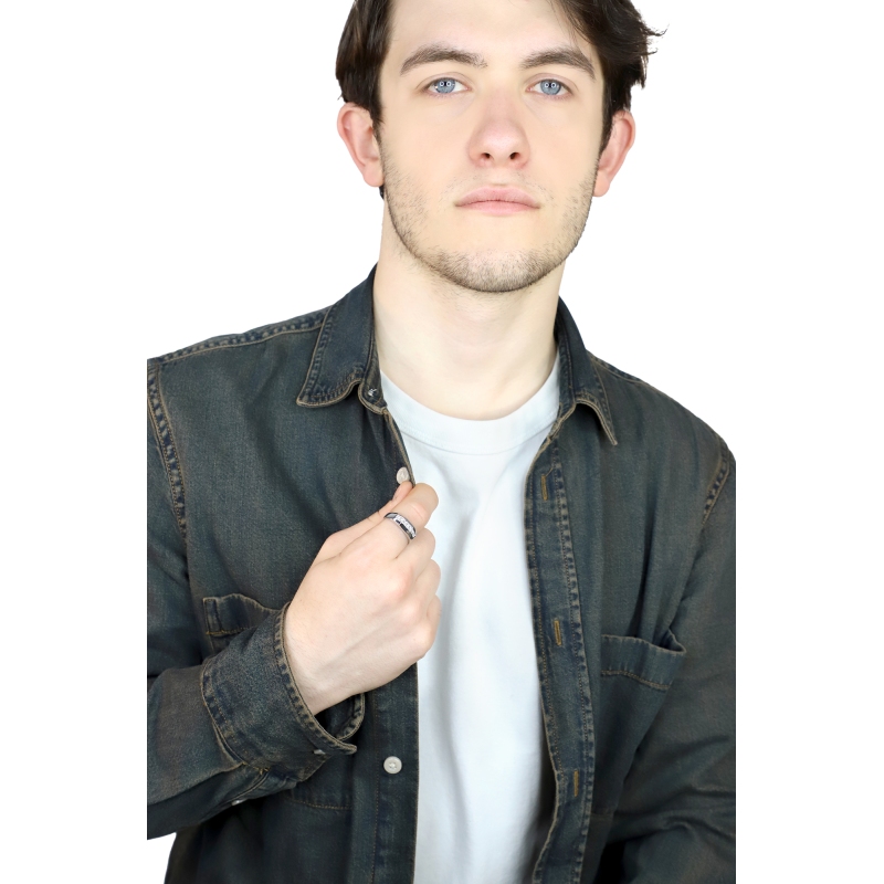 Anillo para hombre en oro blanco 18k está engastado con 7 diamantes