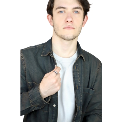 Anillo para hombre en oro blanco 18k está engastado con 7 diamantes