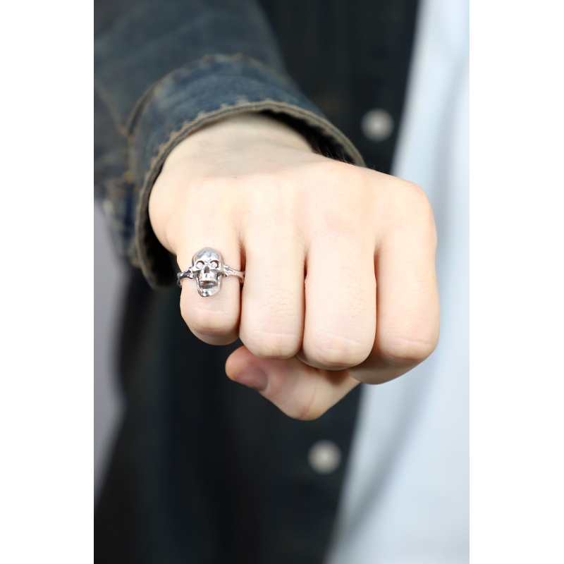 Anillo en oro blanco 18k con calavera móvil y diamantes Anillo en oro blanco 18k con calavera móvil y diamantes