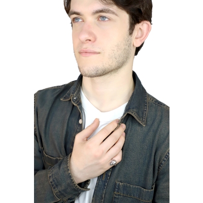 Anillo en oro blanco 18k con calavera móvil y diamantes