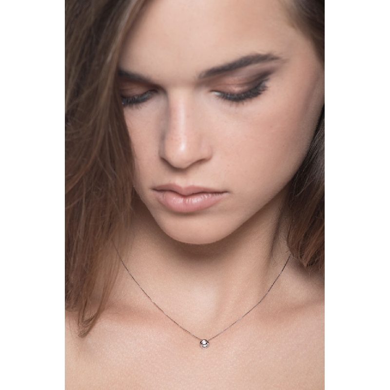 Colgante solitario de oro blanco de 18 kilates y diamante de 0.02 quilates