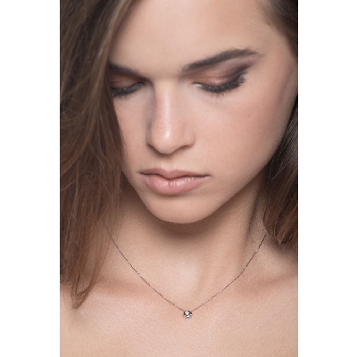 Colgante solitario de oro blanco de 18 kilates y diamante de 0.02 quilates