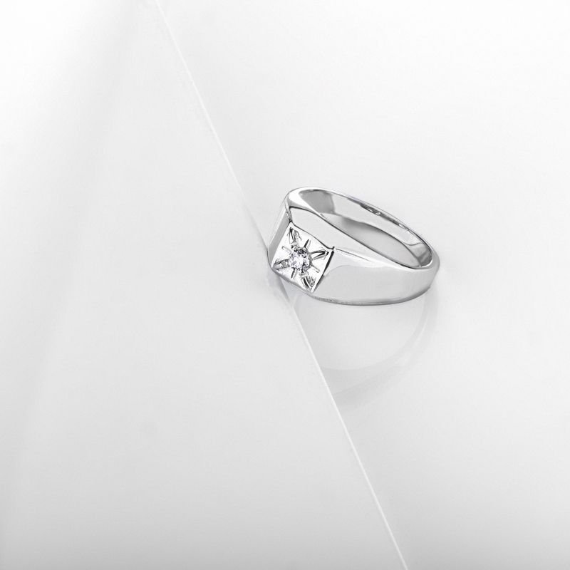 Anillo solitario para hombre en oro blanco 18k y diamante 0.12 ct