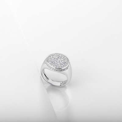 Anillo chevalier en oro blanco 18k con estrella en relieve pavé de diamantes