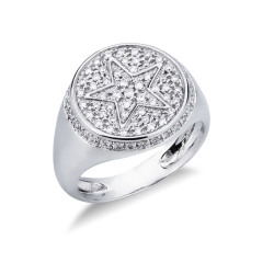 Anillo chevalier en oro blanco 18k con estrella en relieve pavé de diamantes