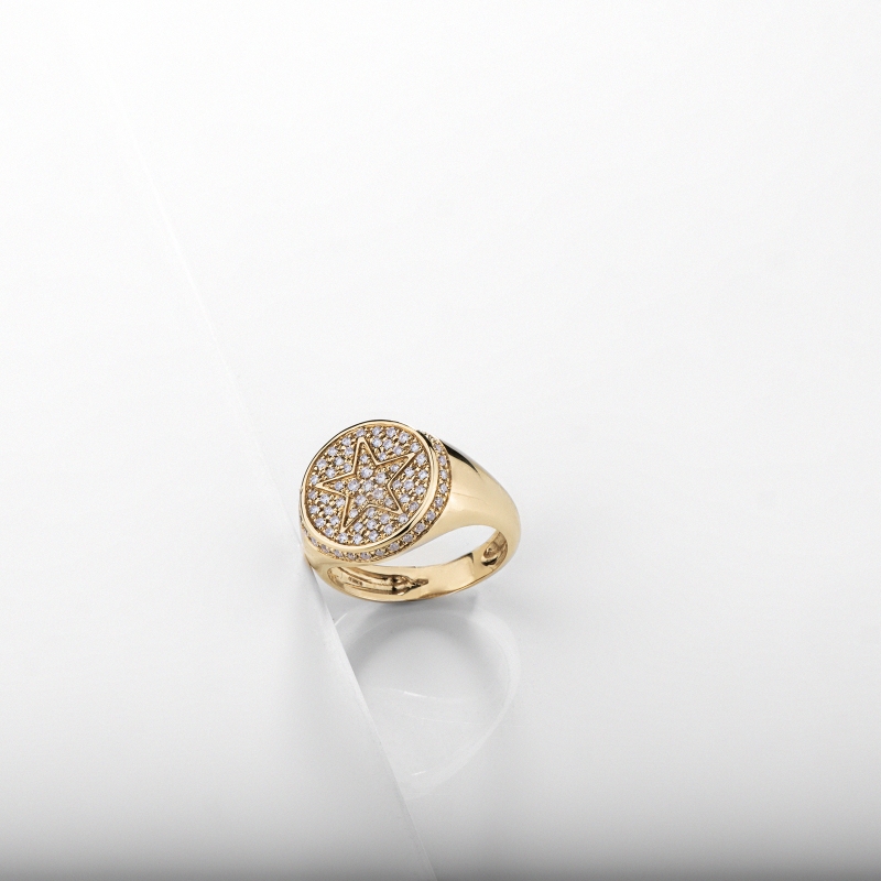 Anillo chevalier en oro amarillo 18k con estrella en relieve con pavé de diamantes