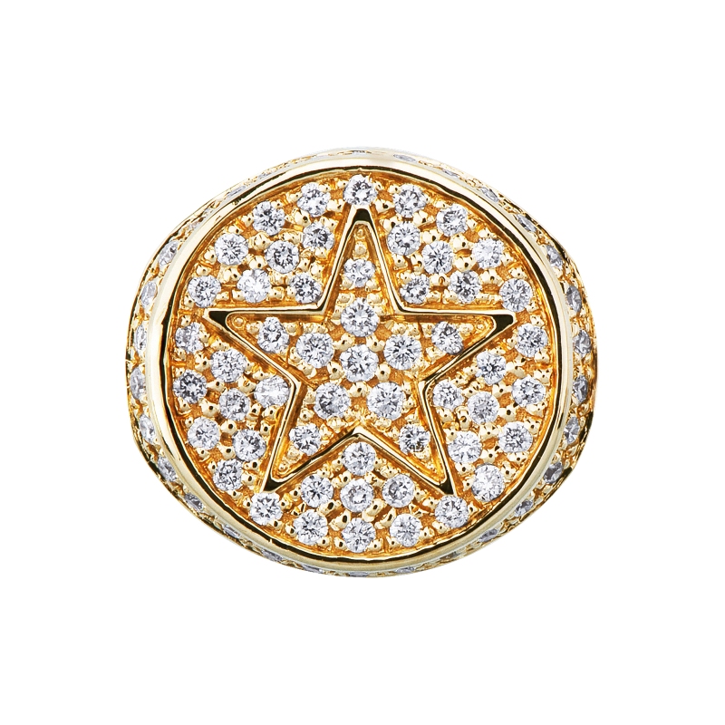 Anillo chevalier en oro amarillo 18k con estrella en relieve con pavé de diamantes