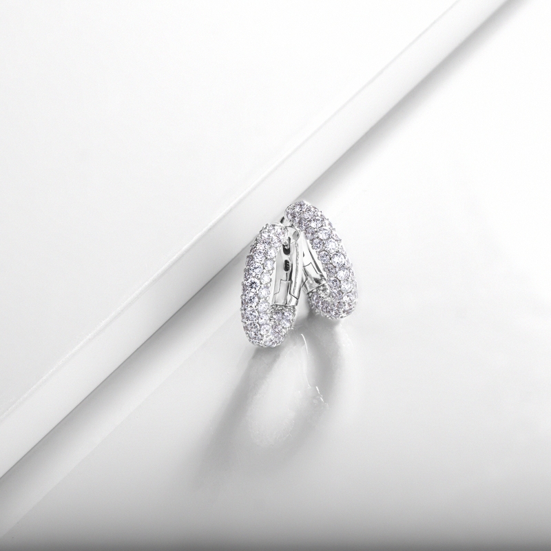 Pendientes aro en oro blanco de 18k con diamantes naturales