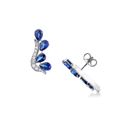 Pendientes de diseño en oro blanco de 18k con zafiros azules talla pera y diamantes