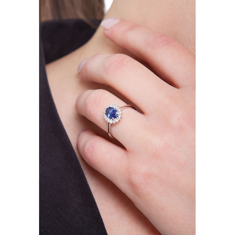 Anillo de oro blanco de 18 kilates con diamantes y zafiro azul ovalado Anillo de oro blanco de 18 kilates con diamantes y zafiro azul ovalado