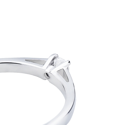 Anillo solitario en oro blanco 18k con diamante 0,10 ct