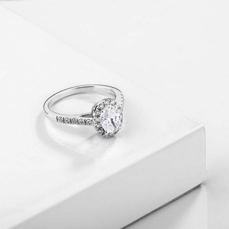 Anillo solitario en oro 18k con un diamante central ovalado GIA CT.1 F/VS Anillo solitario en oro 18k con un diamante central ovalado GIA CT.1 F/VS