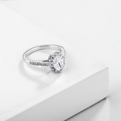 Anillo solitario en oro 18k con un diamante central ovalado GIA CT.1 F/VS