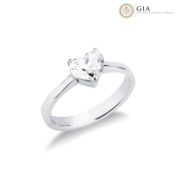 Anillo solitario en oro blanco de 18k con diamante central corazón GIA CT.1.00